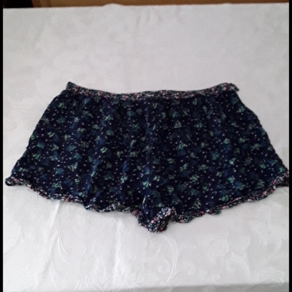 Mossimo flirty shorts - Picture 2 of 3